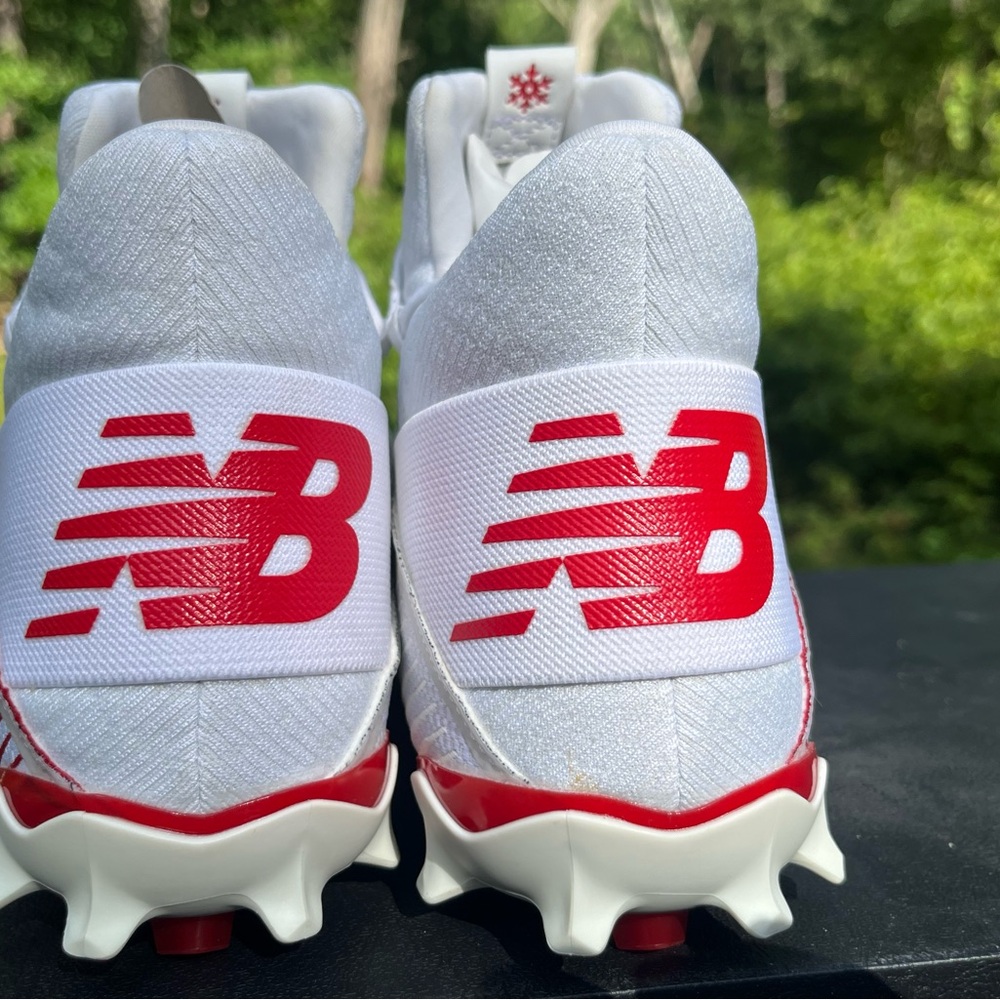 (Sz 9) New Balance White/Red Rugby or Soccer Cleats. - Picture 3 of 8